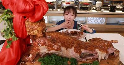 大胃王小姐姐挑戰「40kg烤全羊」，鏡頭拉近發現不對勁「破綻百出」，網友：吃不起別裝